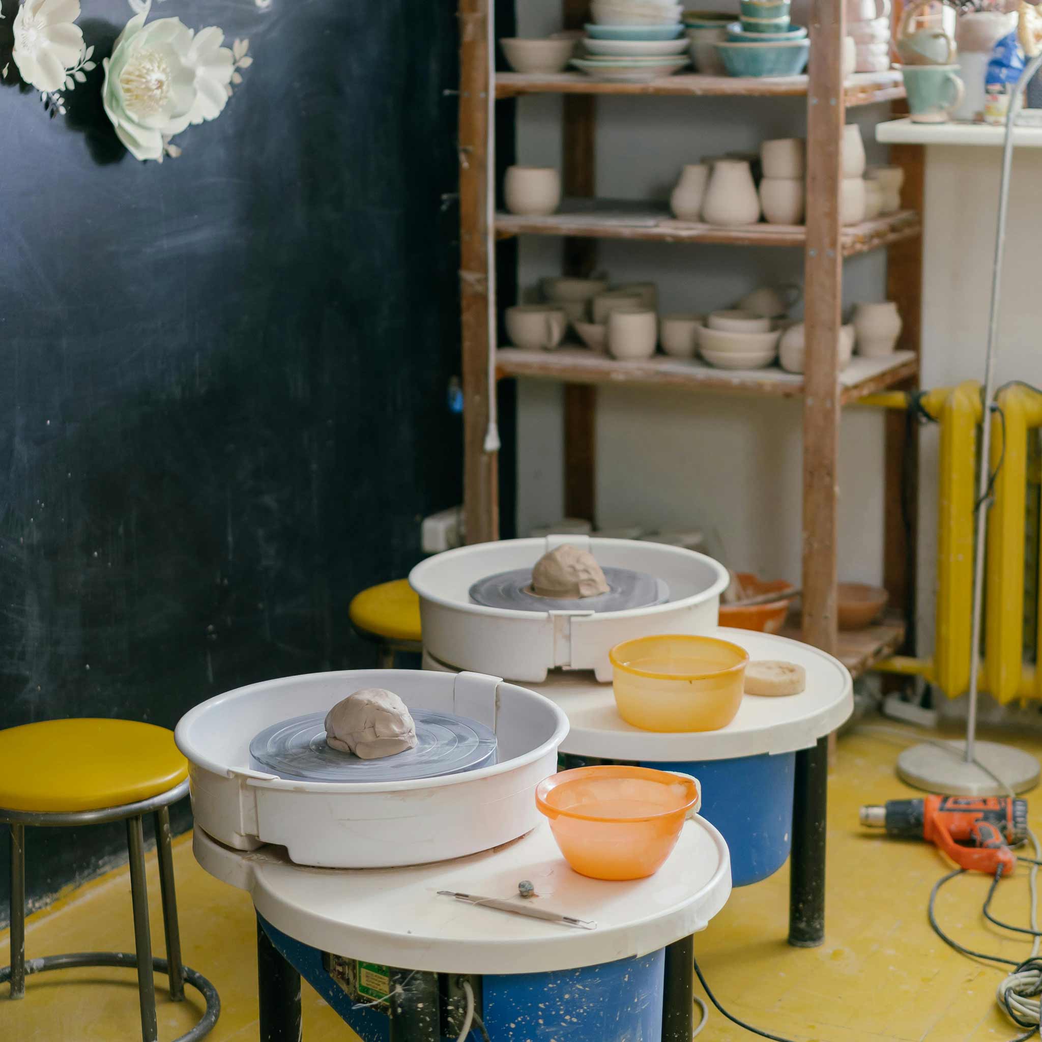 Voila Ceramics Studio – Arbeiten an der Töpferscheibe
